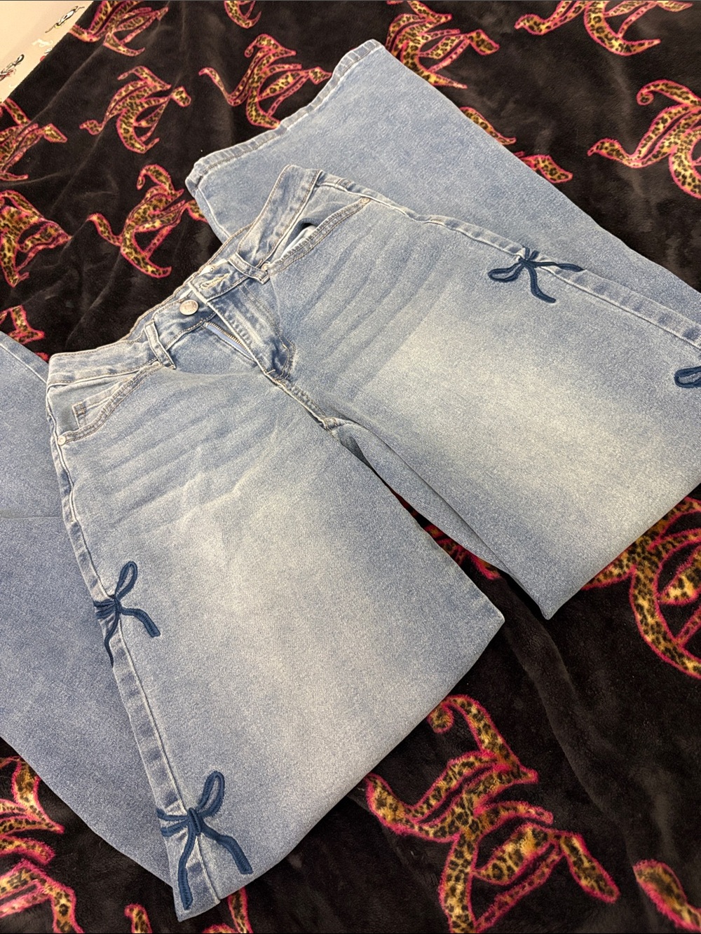 Madden Girl Light Blue Straight-Leg Jeans with Side Bow Trim